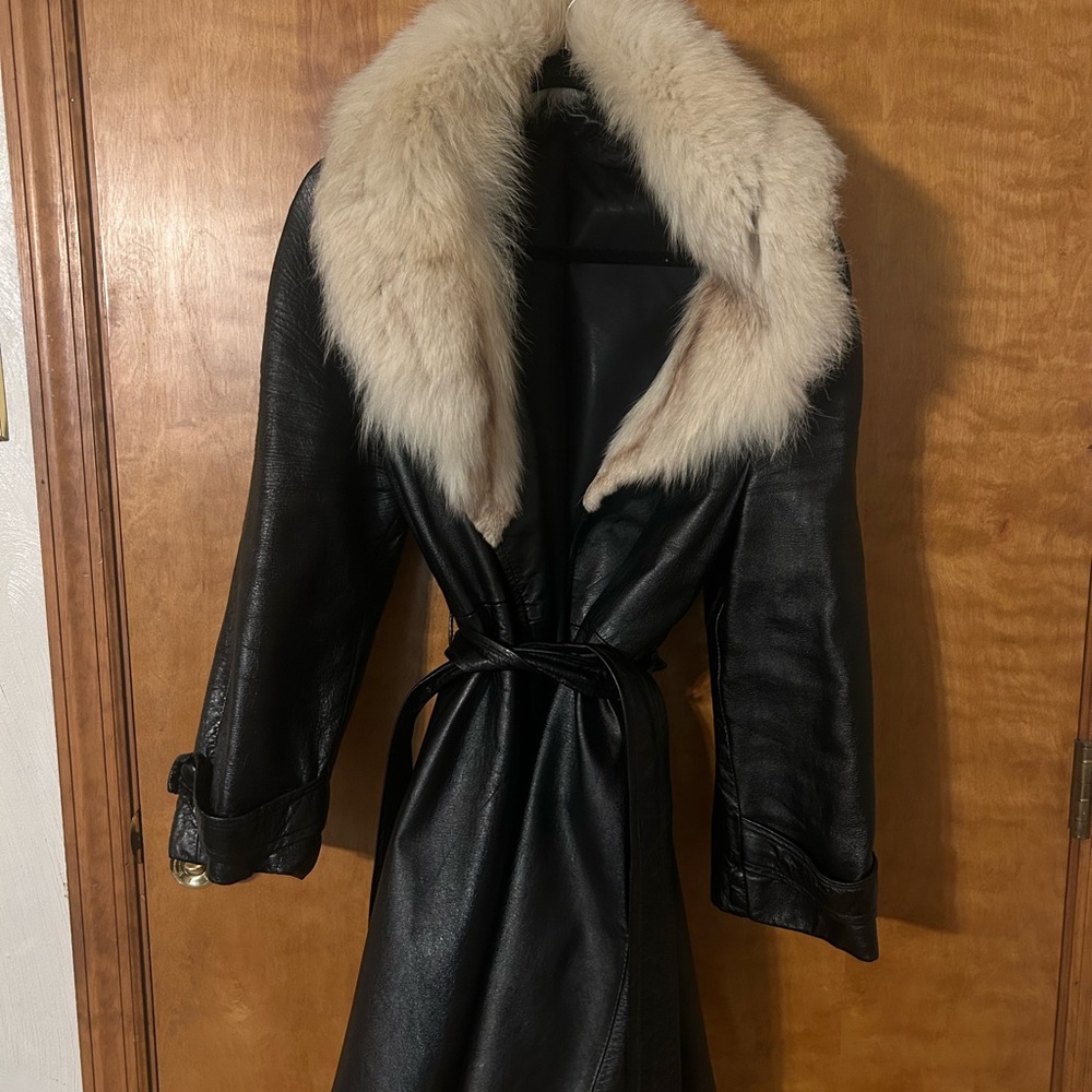 Luxurious Black Leather Coat with Fur Collar